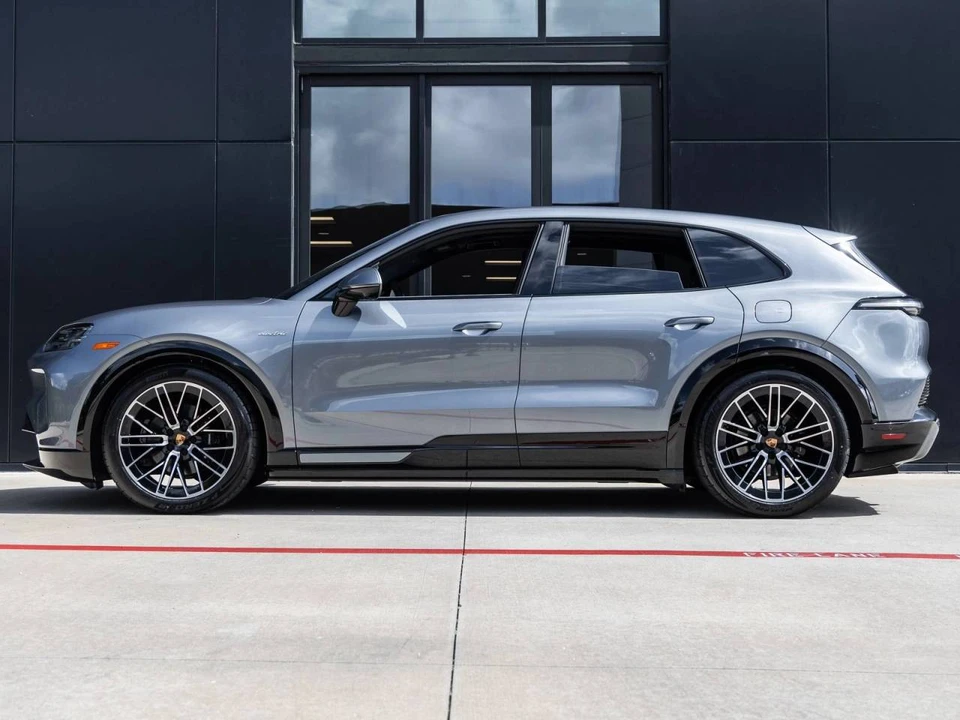2026 Porsche Cayenne - Image 2 of 5