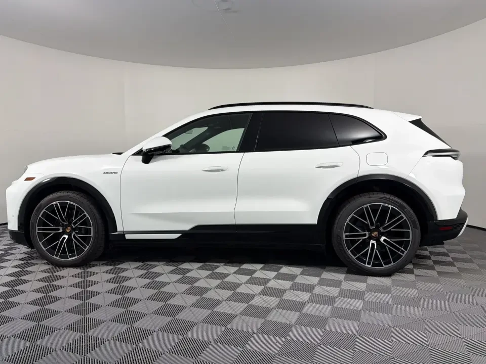 2026 Porsche 9Y0/9Y3 Cayenne - Image 15 of 31