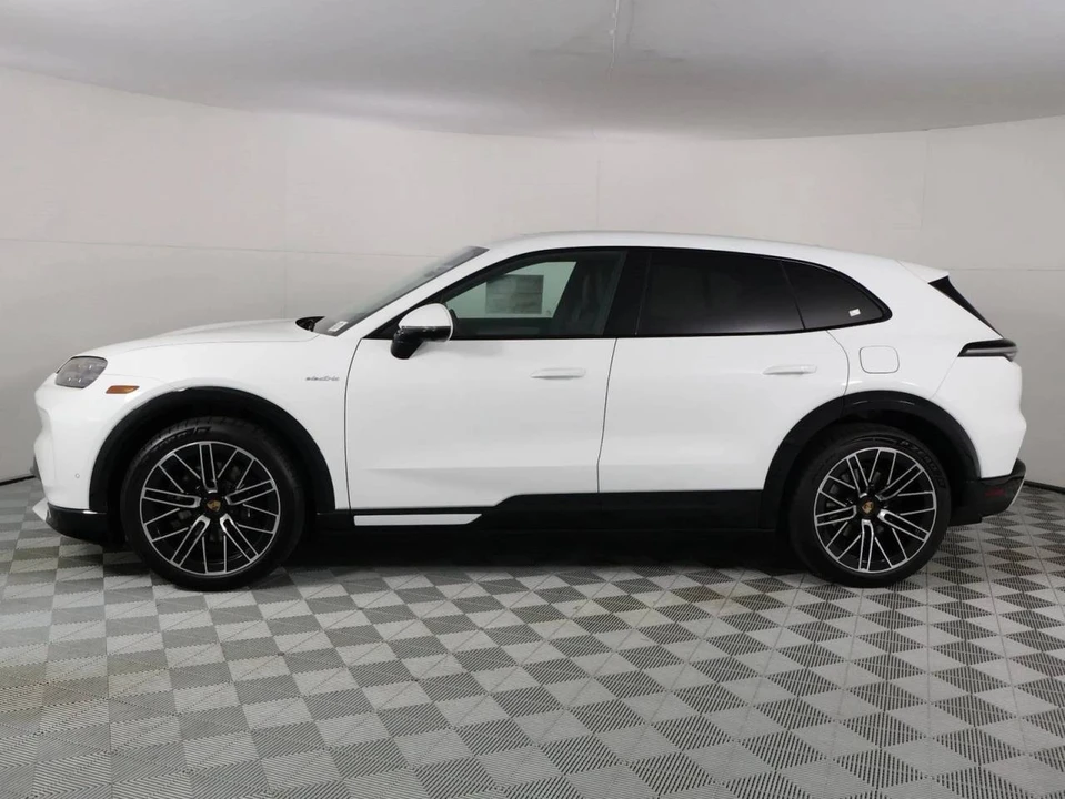 2026 Porsche 9Y0/9Y3 Cayenne - Image 2 of 5
