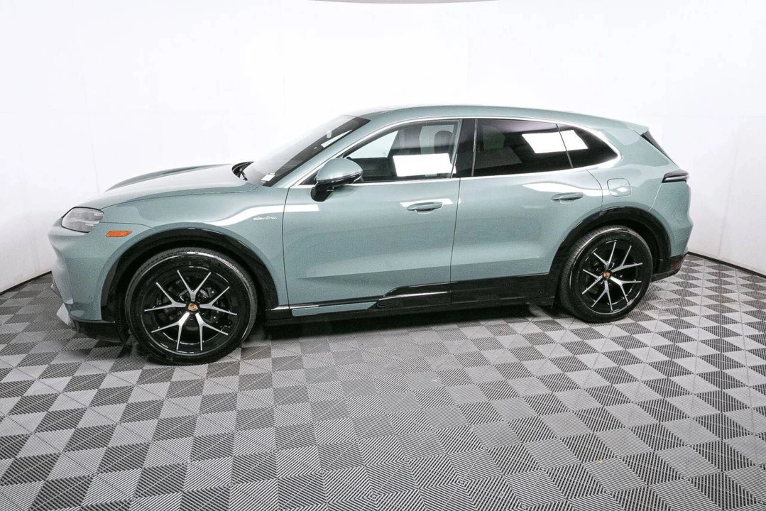 2026 Porsche Cayenne - Image 2 of 4