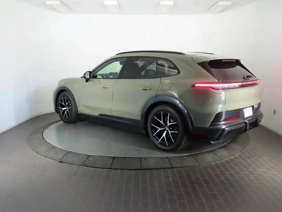 2026 Porsche 9Y0/9Y3 Cayenne - Image 3 of 5