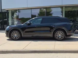 2026 Porsche Cayenne - Image 13 of 31