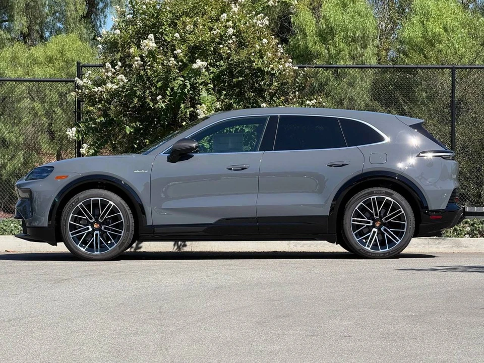 2026 Porsche Cayenne - Image 2 of 4