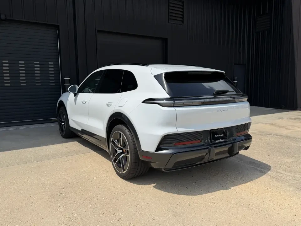 2026 Porsche Cayenne - Image 23 of 31