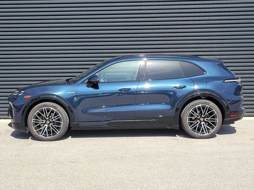 2026 Porsche 9Y0/9Y3 Cayenne - Image 2 of 5