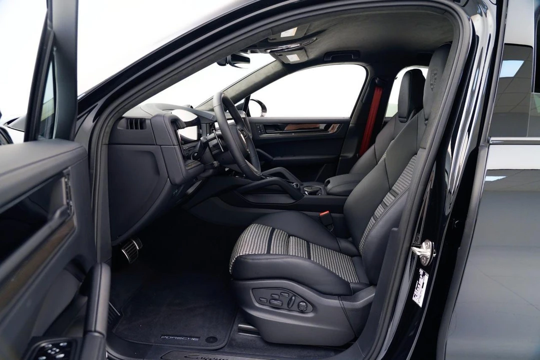 2026 Porsche - Image 17 of 31