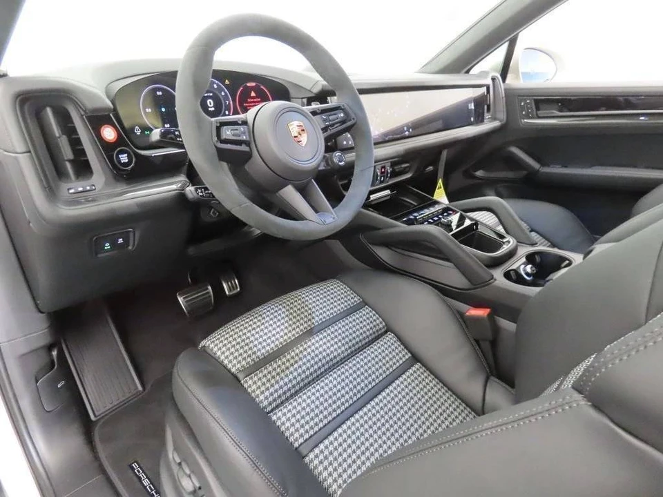 2026 Porsche 9Y0/9Y3 Cayenne GTS - Image 4 of 5