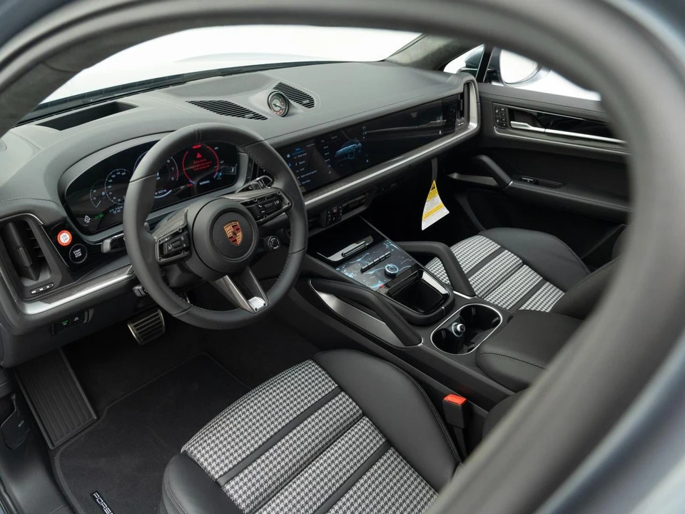 2026 Porsche 9Y0/9Y3 Cayenne GTS - Image 4 of 31