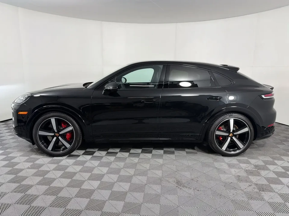 2026 Porsche 9Y0/9Y3 Cayenne GTS - Image 16 of 31