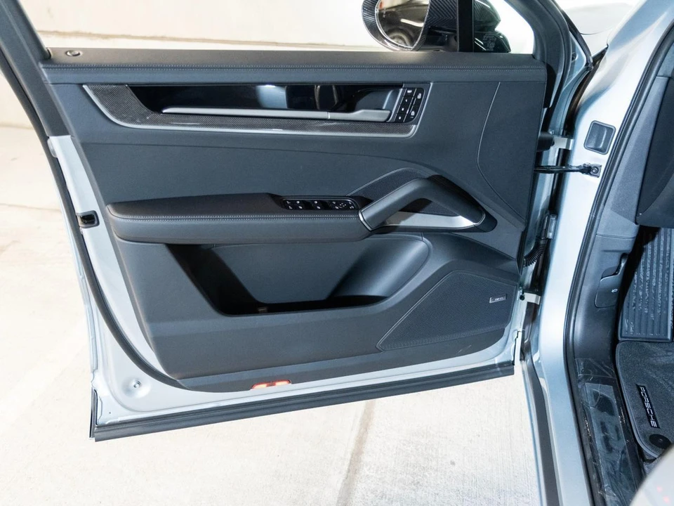 2026 Porsche 9Y0/9Y3 Cayenne GTS - Image 15 of 28