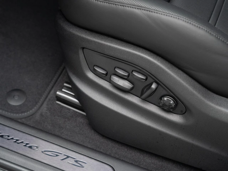 2026 Porsche 9Y0/9Y3 Cayenne GTS - Image 16 of 31