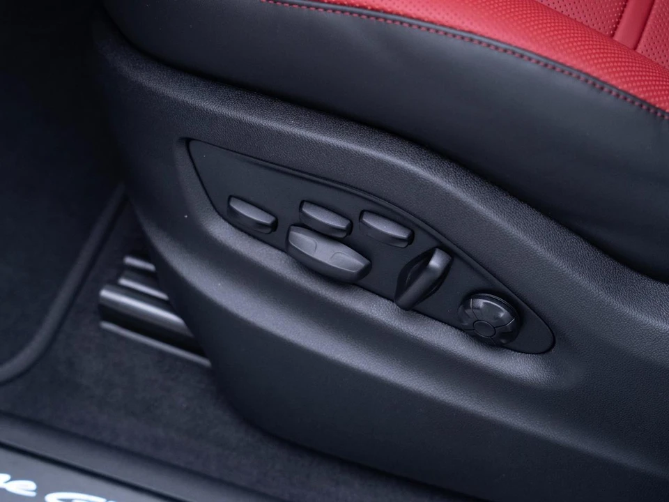 2026 Porsche 9Y0/9Y3 Cayenne GTS - Image 16 of 31
