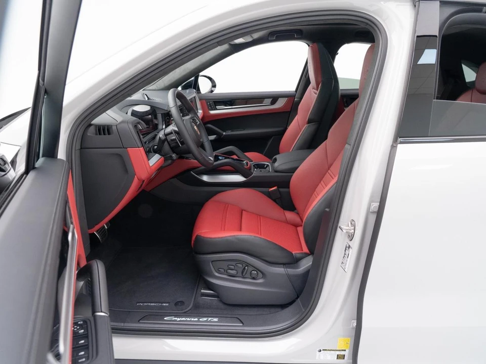 2026 Porsche 9Y0/9Y3 Cayenne GTS - Image 18 of 31