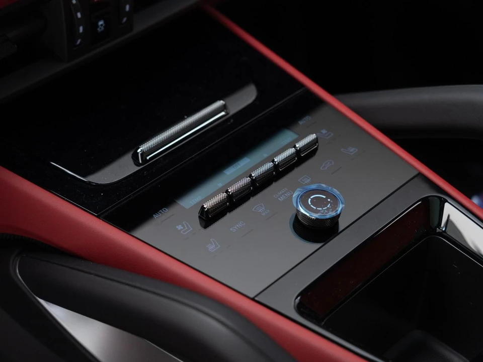 2026 Porsche 9Y0/9Y3 Cayenne GTS - Image 27 of 31