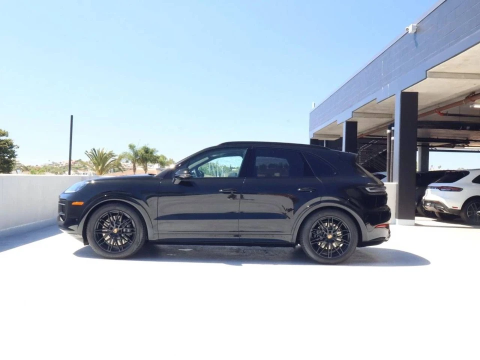 2026 Porsche 9Y0/9Y3 Cayenne GTS - Image 2 of 4