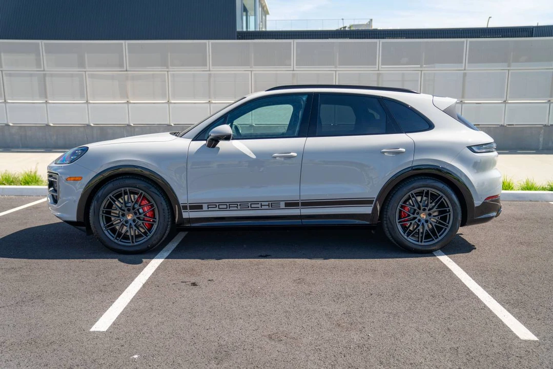 2026 Porsche 9Y0/9Y3 Cayenne GTS - Image 2 of 5