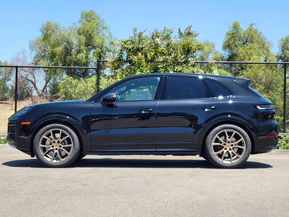 2026 Porsche 9Y0/9Y3 Cayenne GTS - Image 2 of 5