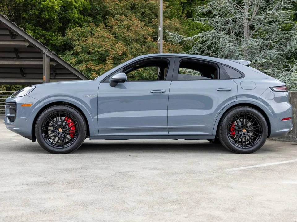 2026 Porsche 9Y0/9Y3 Cayenne Coupe - Image 2 of 5