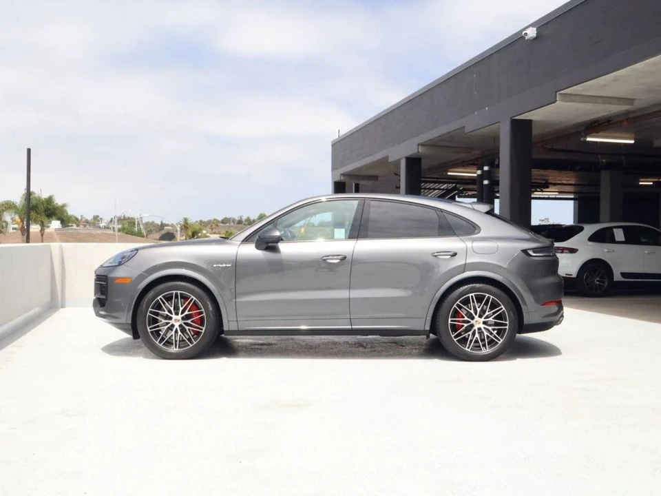 2026 Porsche 9Y0/9Y3 Cayenne Coupe - Image 2 of 5