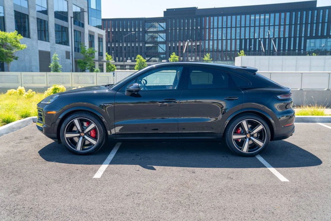 2026 Porsche 9Y0/9Y3 Cayenne Coupe - Image 2 of 5