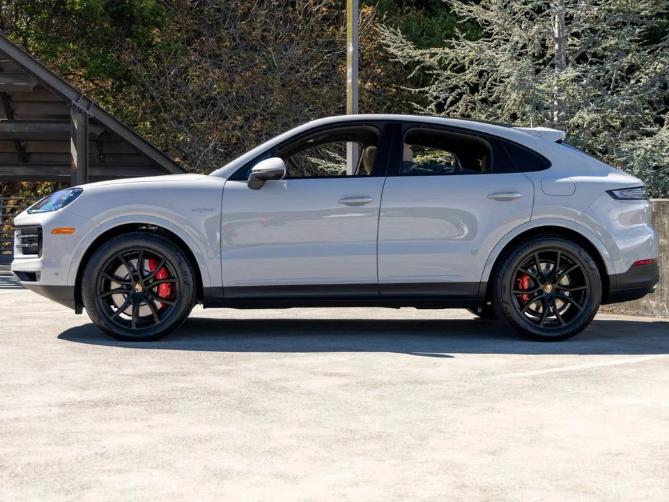 2026 Porsche 9Y0/9Y3 Cayenne Coupe - Image 2 of 4