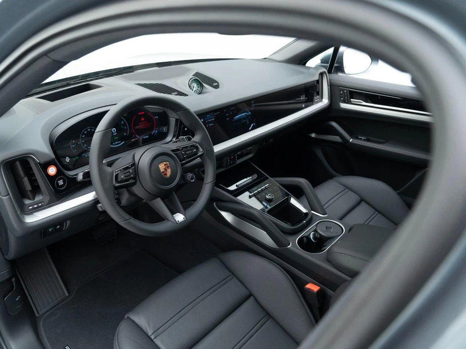 2026 Porsche 9Y0/9Y3 Cayenne Coupe - Image 4 of 31