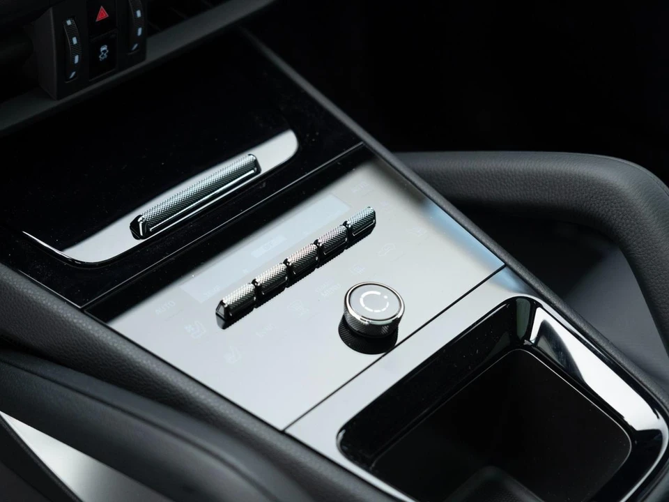 2026 Porsche 9Y0/9Y3 Cayenne Coupe - Image 27 of 31