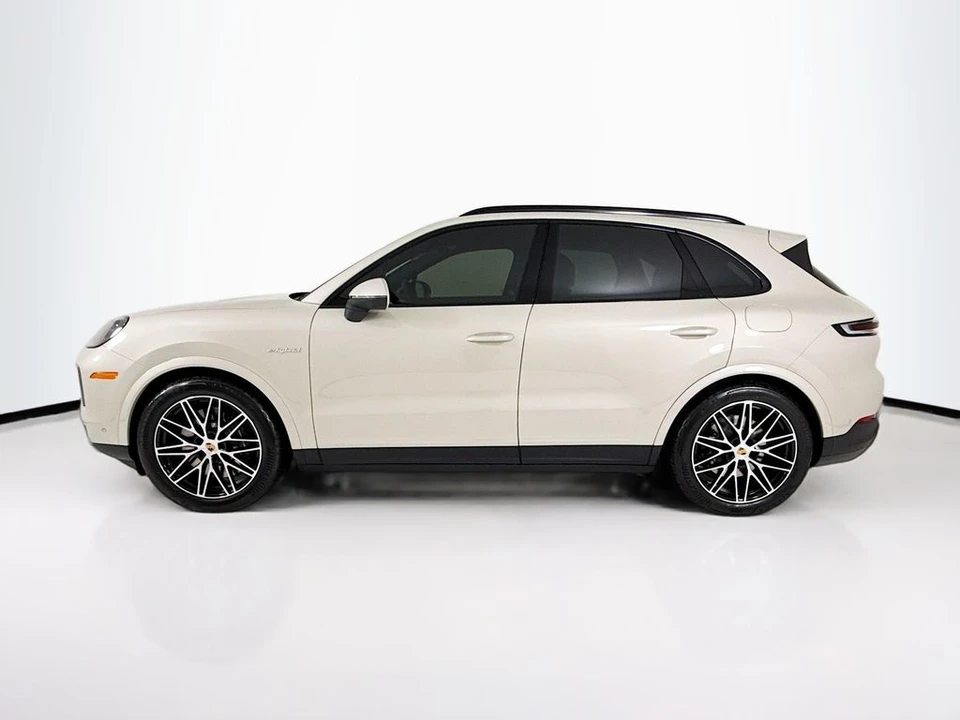 2026 Porsche 9Y0/9Y3 Cayenne - Image 2 of 31