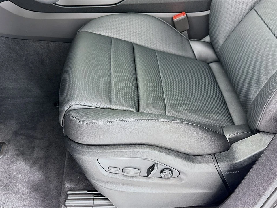 2026 Porsche 9Y0/9Y3 Cayenne - Image 14 of 31