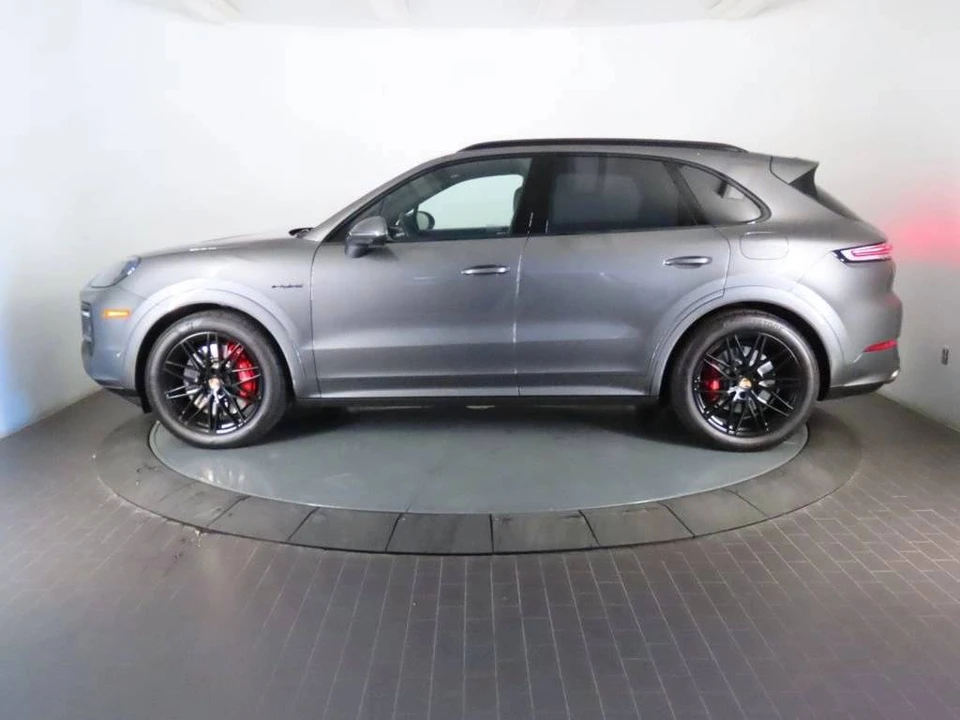 2026 Porsche Cayenne - Image 2 of 5