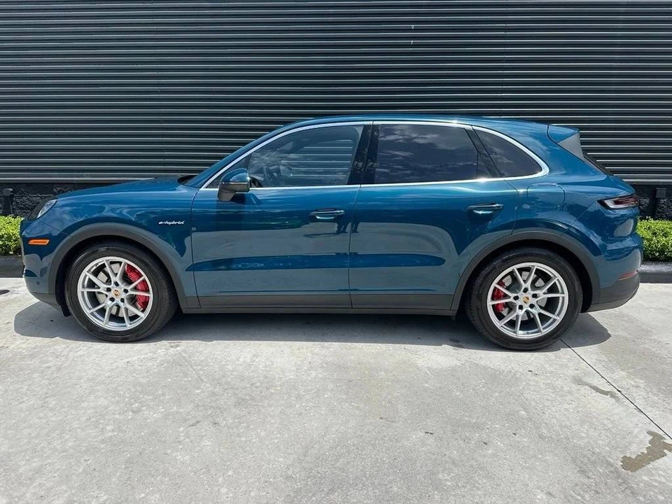 2026 Porsche 9Y0/9Y3 Cayenne - Image 2 of 5