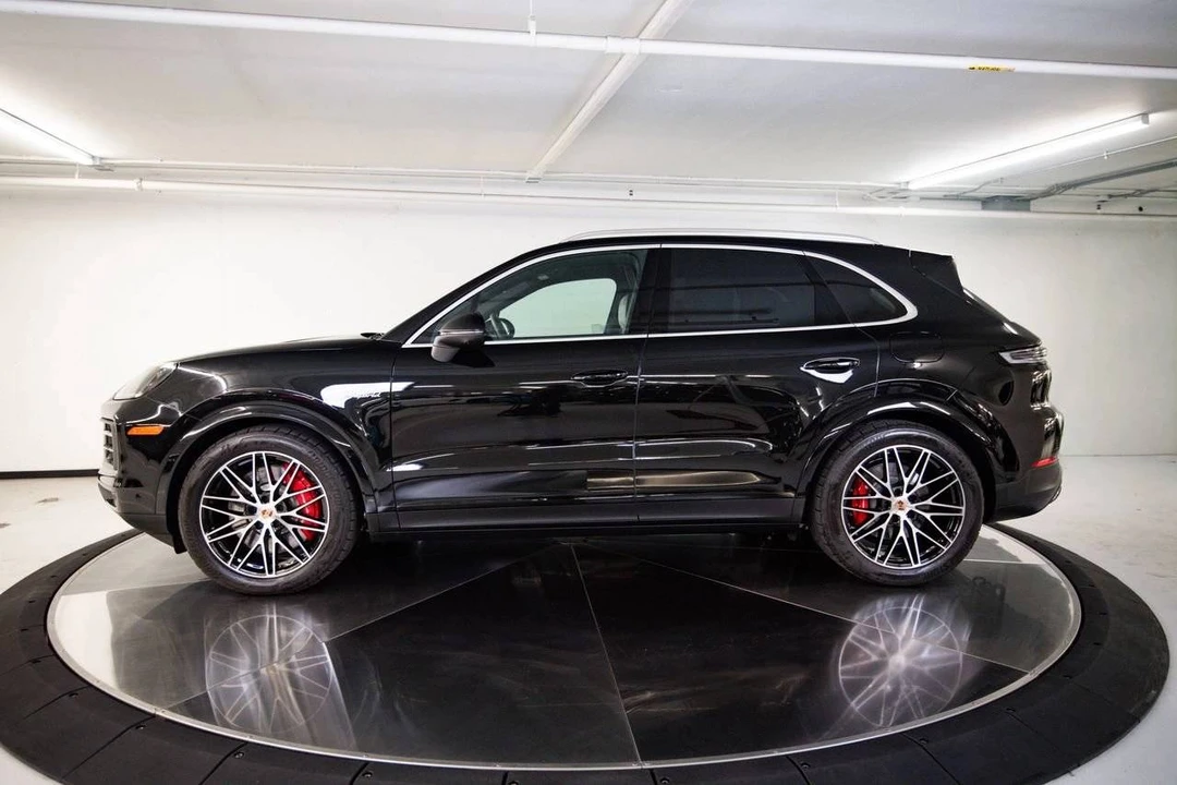 2026 Porsche Cayenne - Image 2 of 5