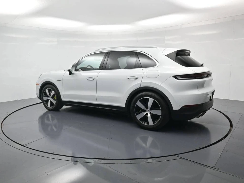 2026 Porsche Cayenne - Image 3 of 5