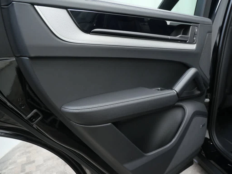 2026 Porsche Cayenne - Image 14 of 31