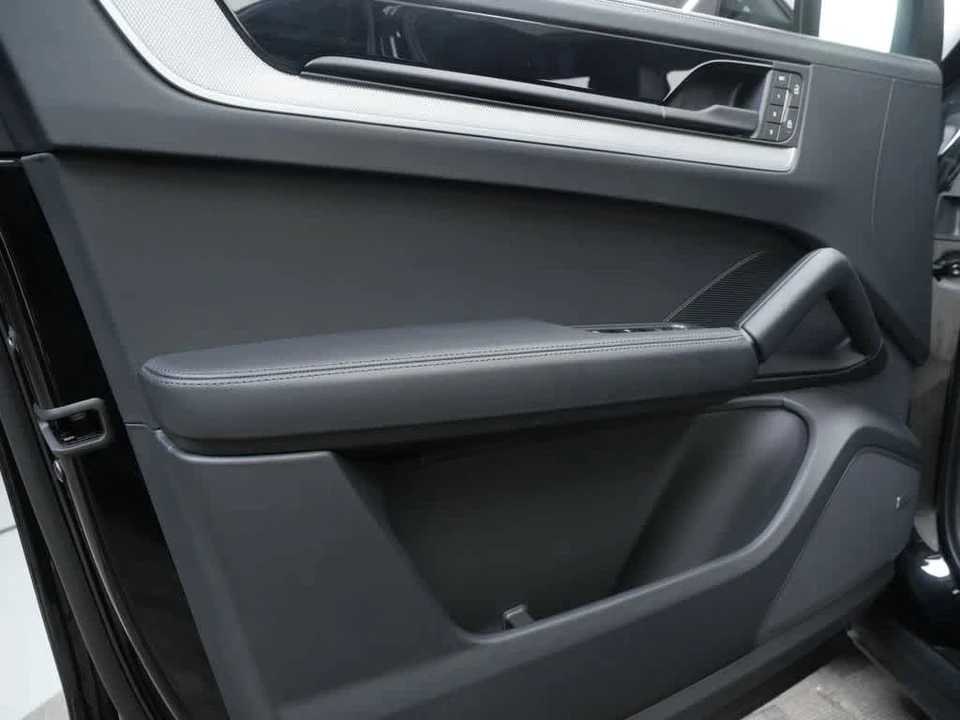 2026 Porsche Cayenne - Image 12 of 31