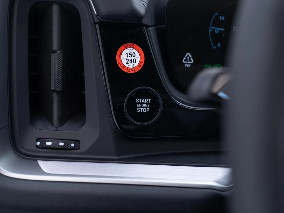 2026 Porsche 9Y0/9Y3 Cayenne S - Image 29 of 31