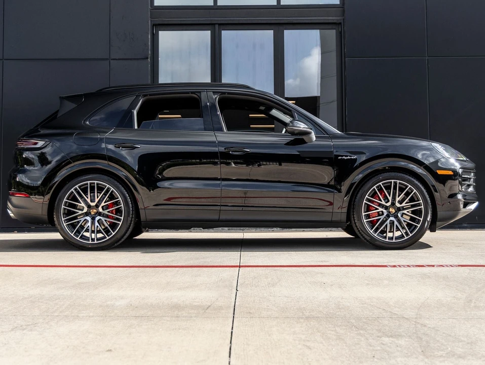 2026 Porsche 9Y0/9Y3 Cayenne - Image 12 of 31