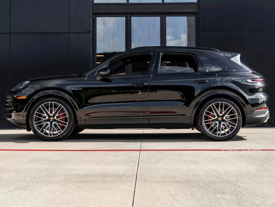 2026 Porsche 9Y0/9Y3 Cayenne - Image 2 of 5