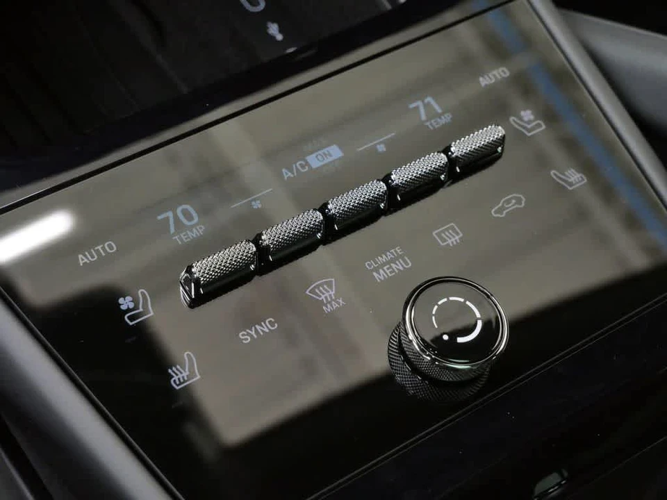 2026 Porsche Cayenne - Image 26 of 27