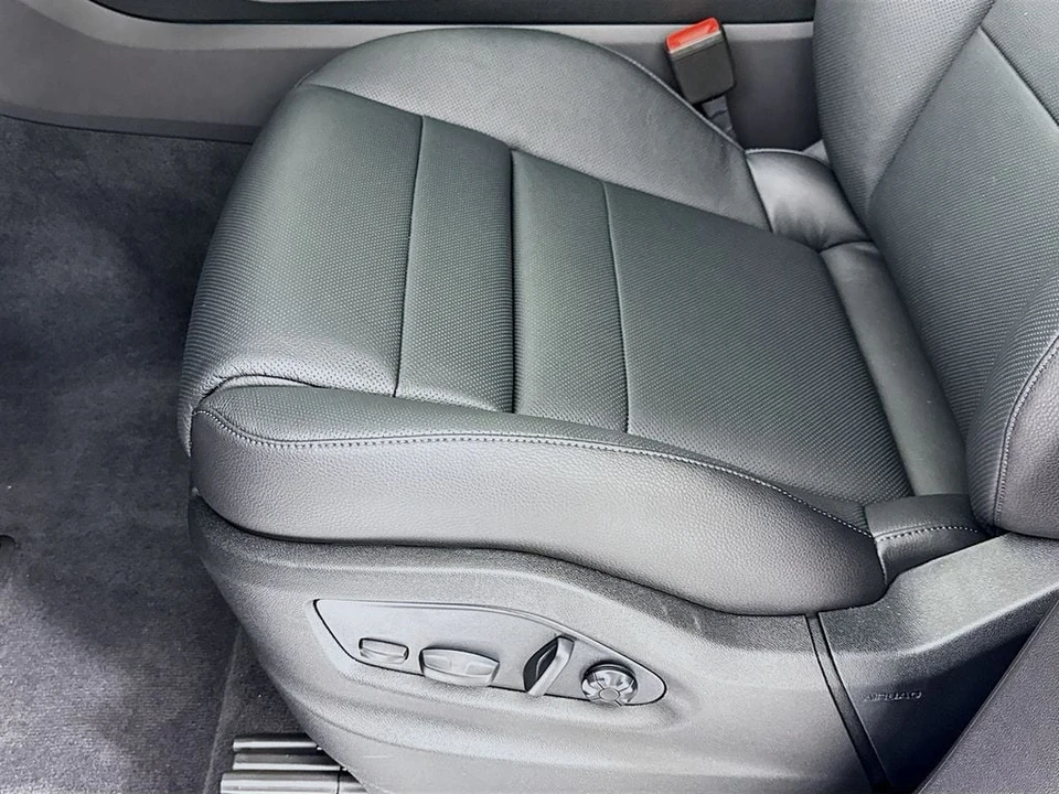2026 Porsche 9Y0/9Y3 Cayenne - Image 13 of 31