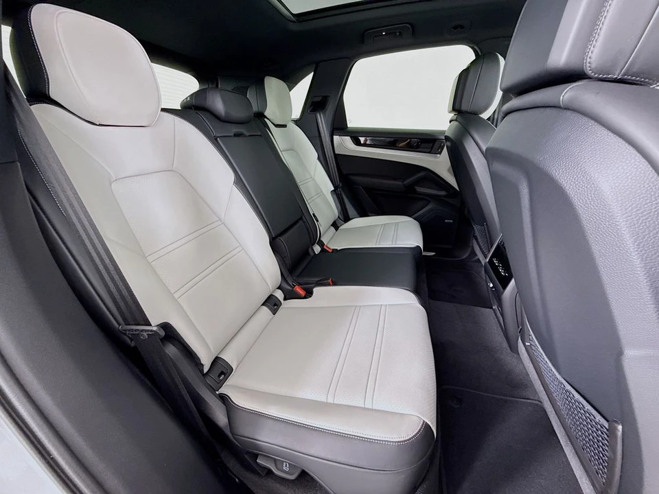 2026 Porsche 9Y0/9Y3 Cayenne - Image 29 of 31
