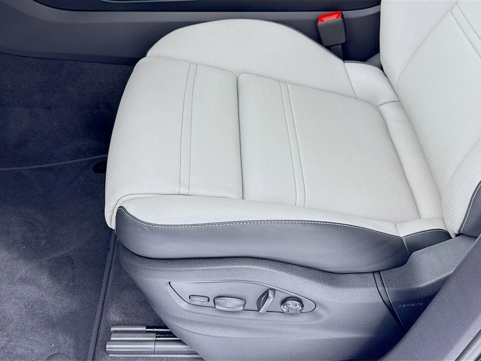 2026 Porsche 9Y0/9Y3 Cayenne - Image 13 of 31