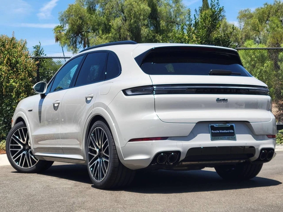 2026 Porsche 9Y0/9Y3 Cayenne Turbo - Image 3 of 4