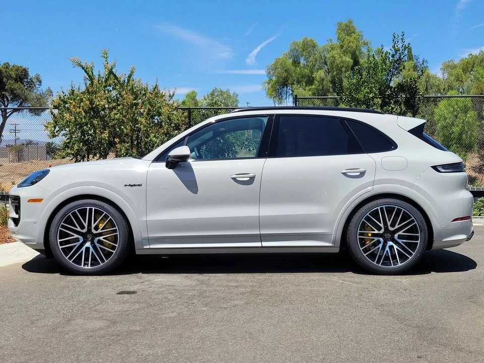 2026 Porsche 9Y0/9Y3 Cayenne Turbo - Image 2 of 4