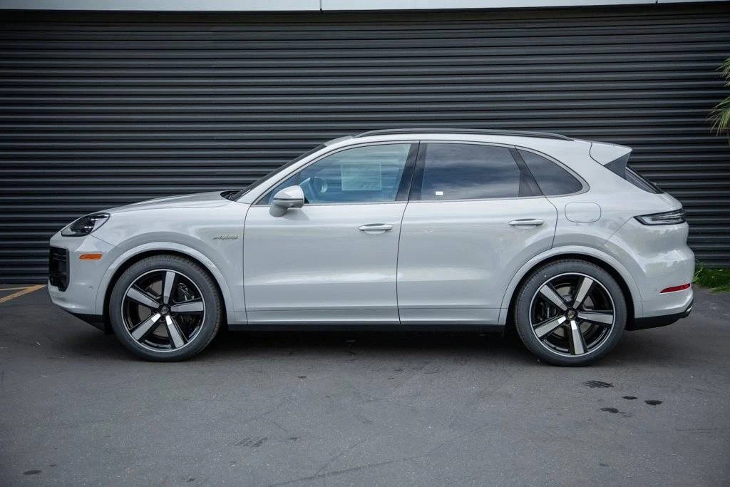 2026 Porsche 9Y0/9Y3 Cayenne Turbo - Image 2 of 5