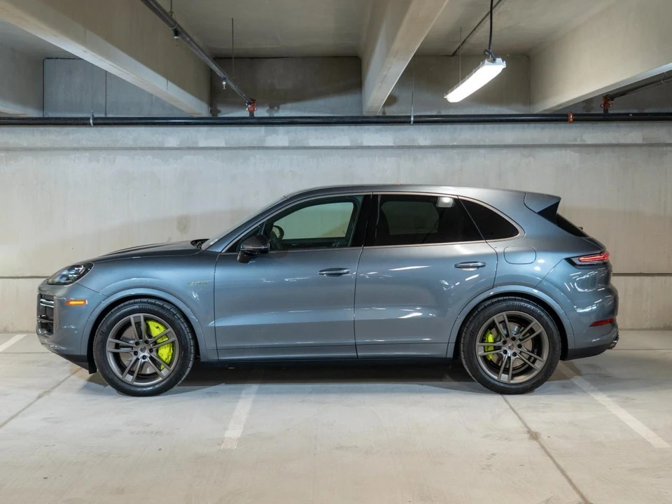 2026 Porsche 9Y0/9Y3 Cayenne Turbo - Image 2 of 27