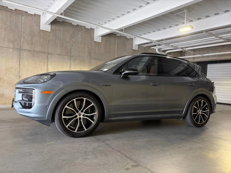 2026 Porsche 9Y0/9Y3 Cayenne Turbo - Image 2 of 4