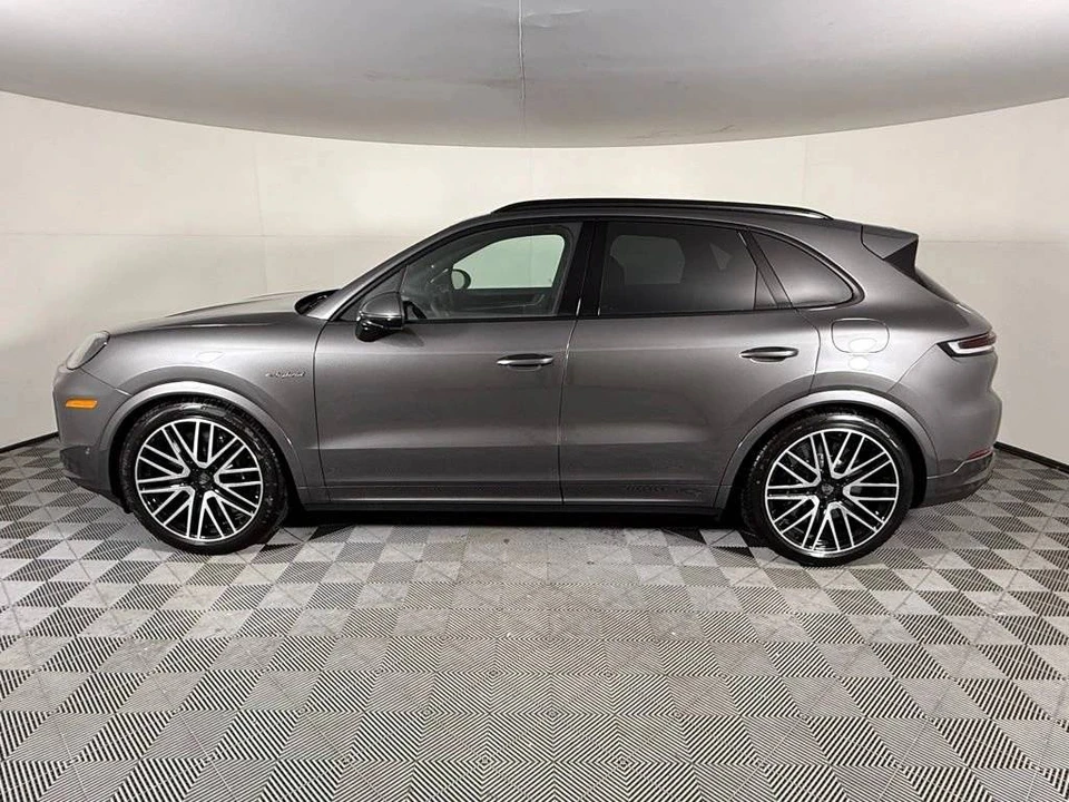 2026 Porsche 9Y0/9Y3 Cayenne Turbo - Image 2 of 4