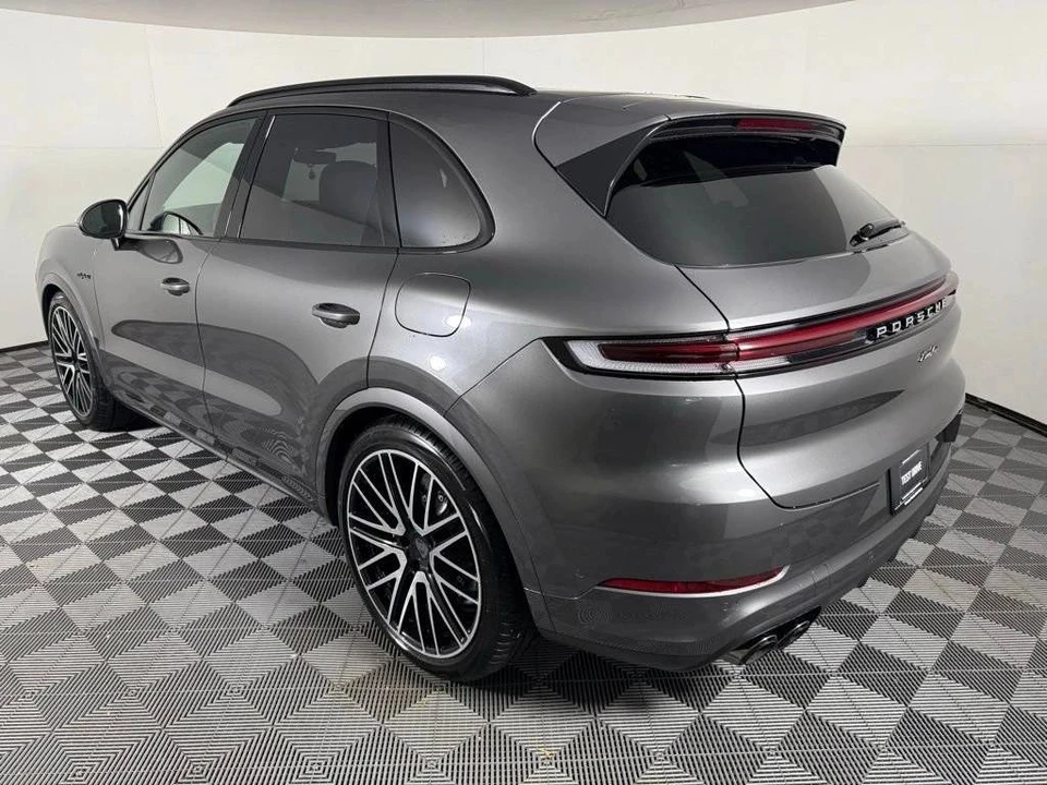 2026 Porsche 9Y0/9Y3 Cayenne Turbo - Image 3 of 4