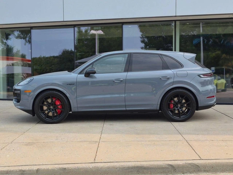 2026 Porsche 9Y0/9Y3 Cayenne Turbo - Image 2 of 4